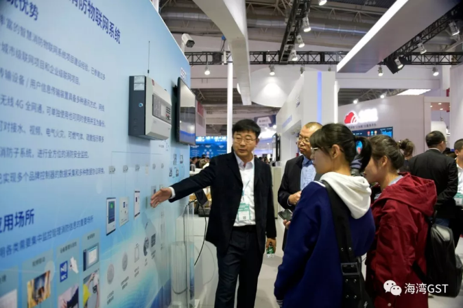 海灣消防工作人員向參觀者介紹系統(tǒng)情況，交流技術(shù)問題